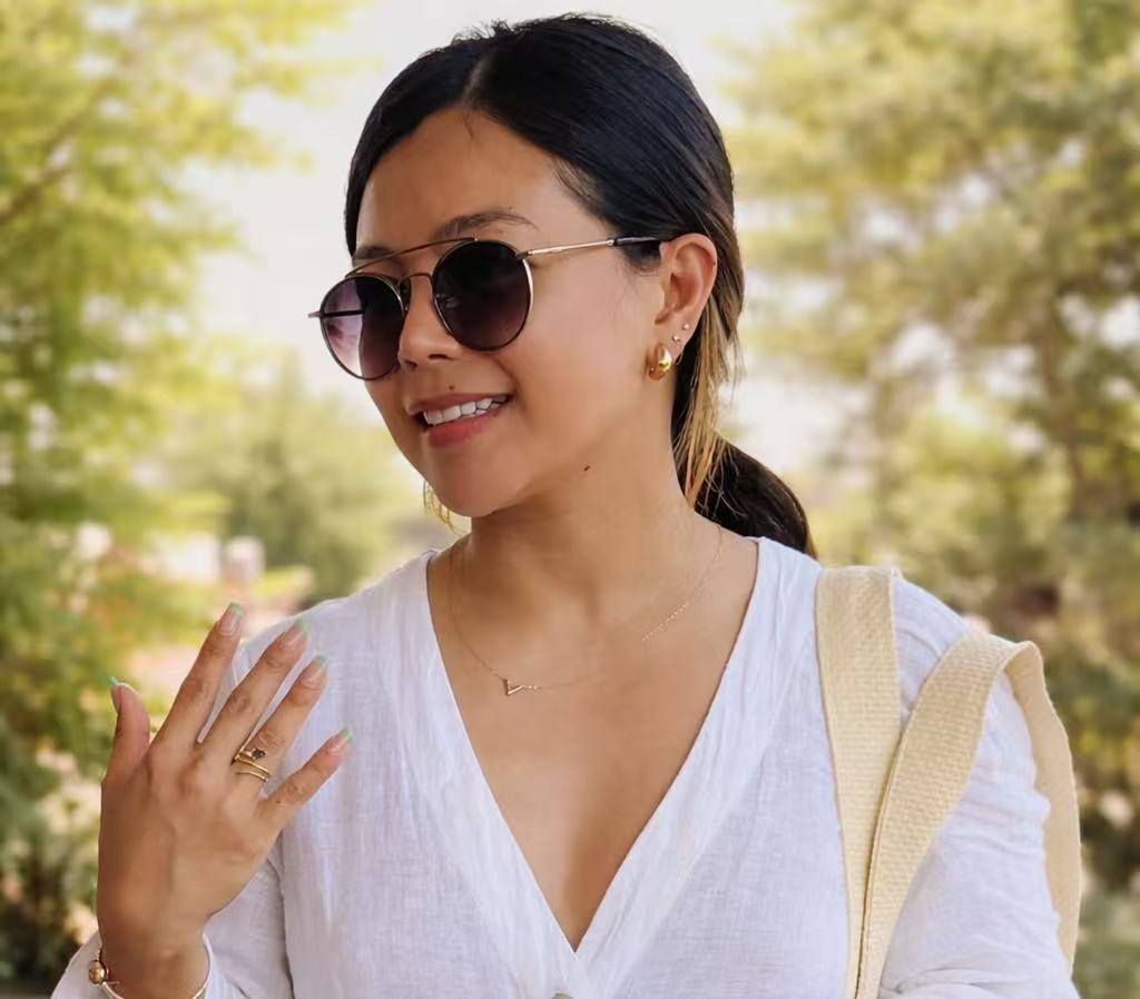 AmoModa customer wearing ring