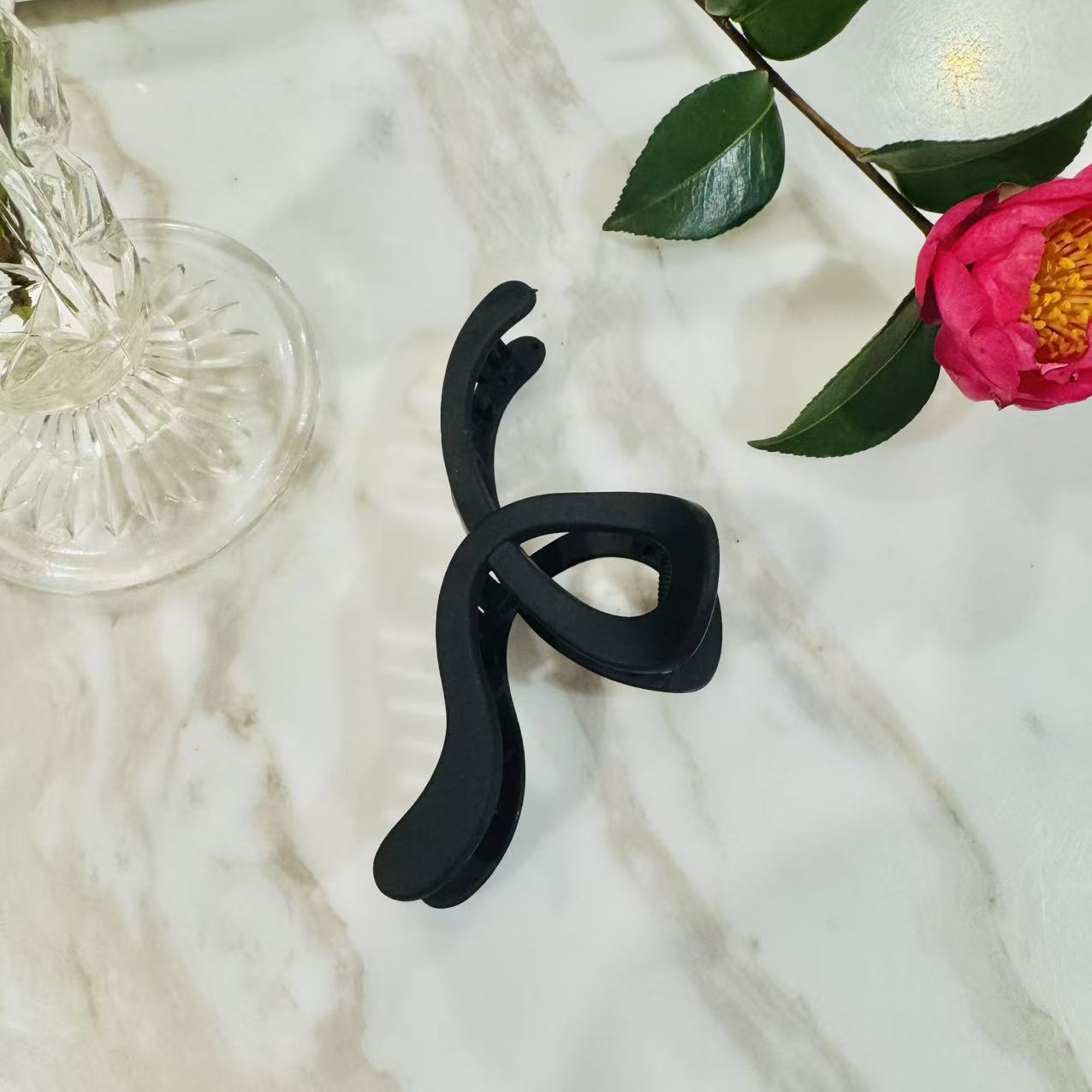 Minimal Wave Claw Clip – Matte Black - Image 2