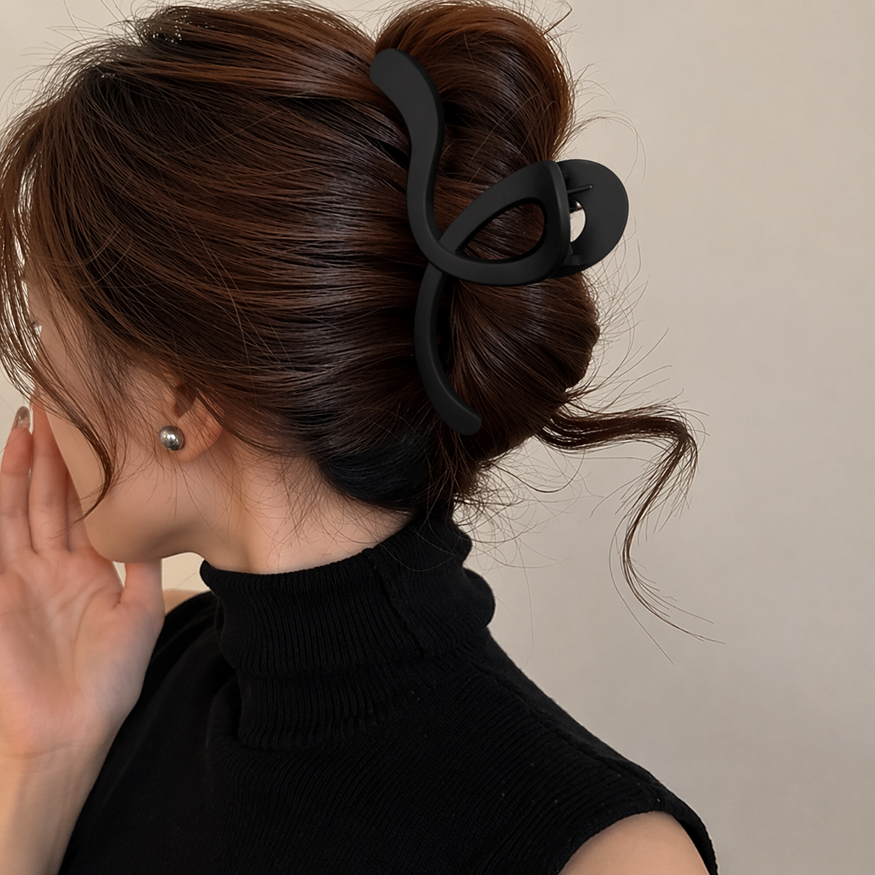 Black large wave claw clip