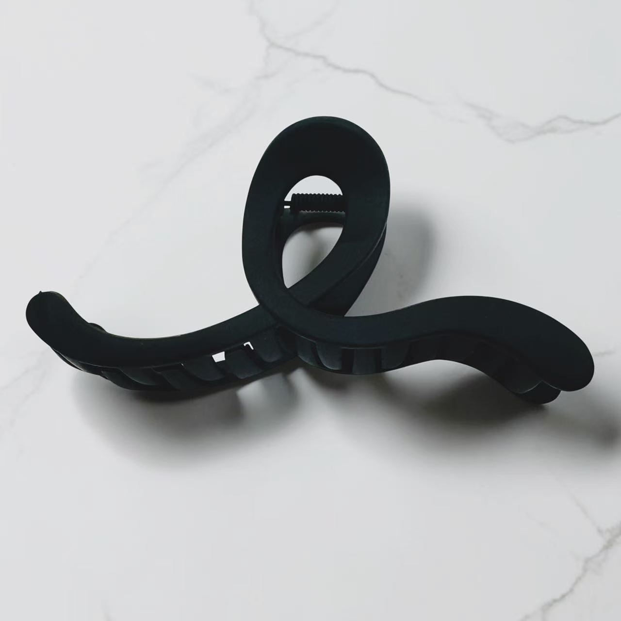 Minimal Wave Claw Clip – Matte Black