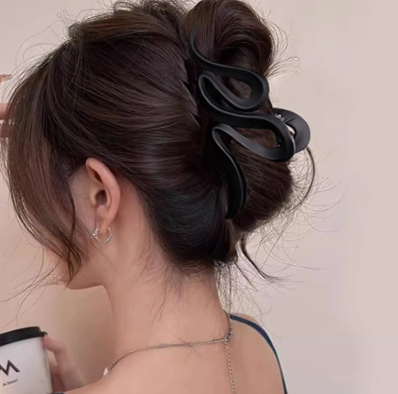 Black large loop claw clip