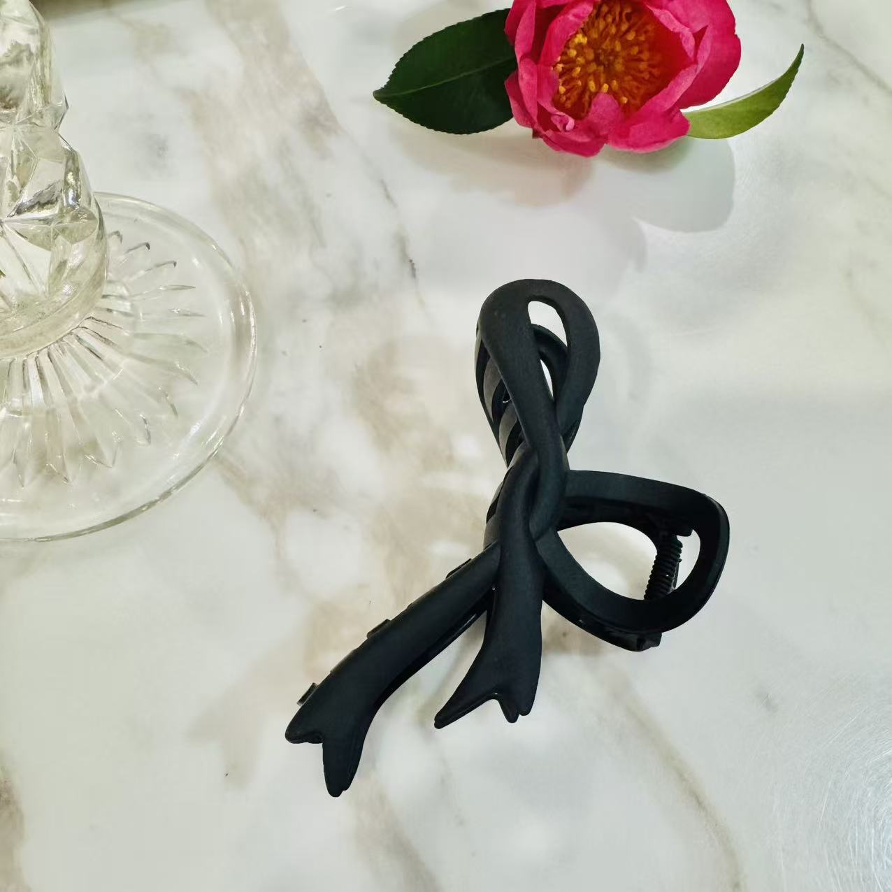 Ribbon Loop Claw Clip – Matte Black - Image 2