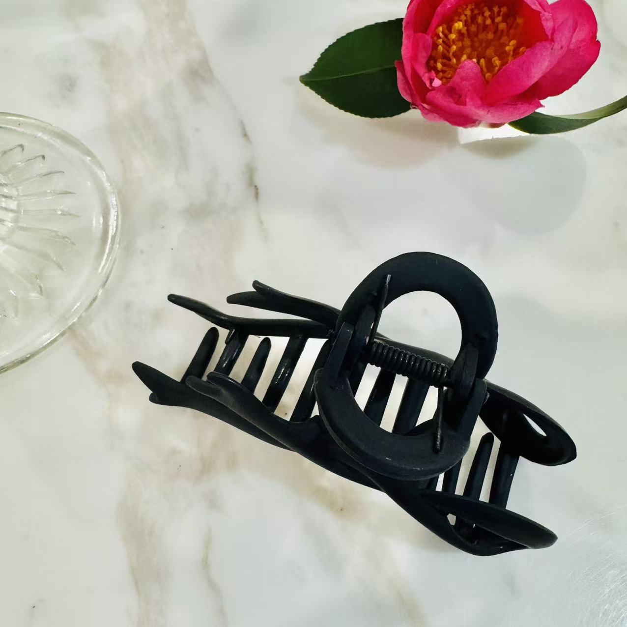 Ribbon Loop Claw Clip – Matte Black - Image 3