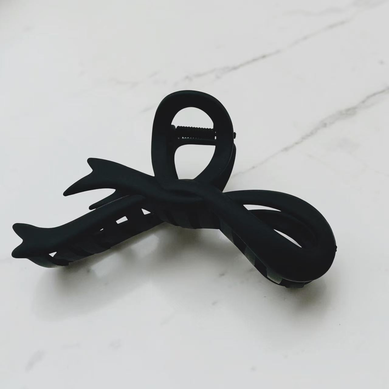 Ribbon Loop Claw Clip – Matte Black