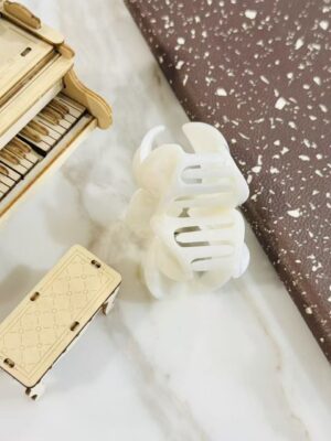 Pearl Frangipani Claw Clip – Ivory Glow