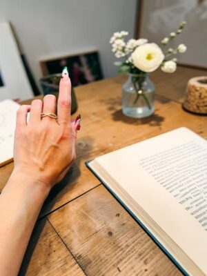 Pearl Crossover Ring – Gold Tone