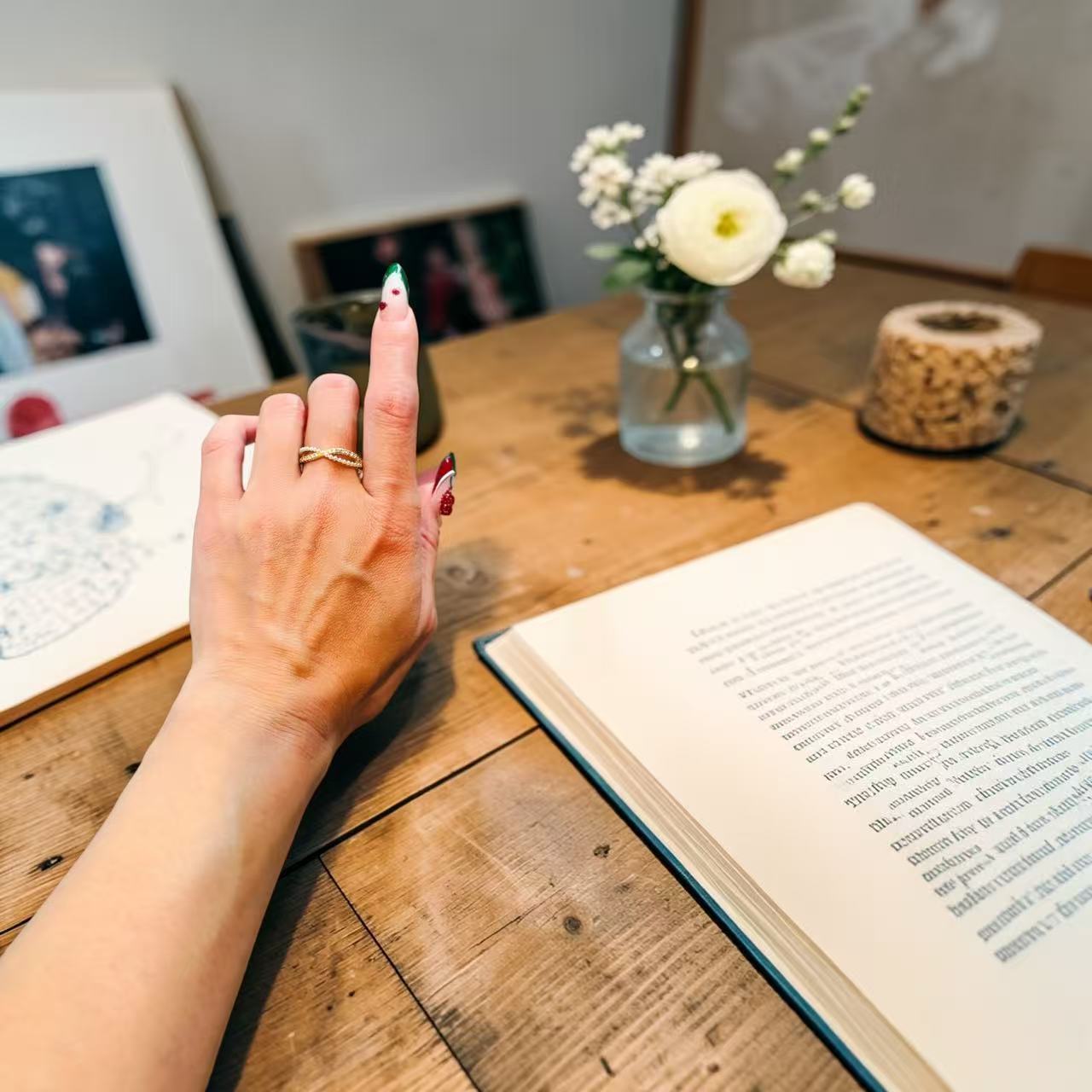 Pearl Crossover Ring – Gold Tone - Image 2