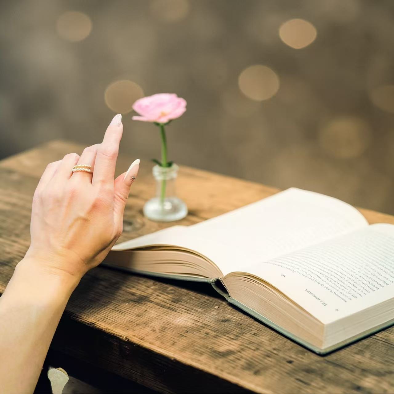 Pearl Layered Band Ring – Gold Tone - Image 2