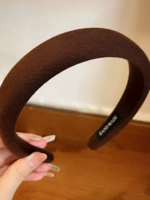 Elevate your everyday style with this elegant cocoa brown padded headband inspired by timeless French fashion. Featuring a softly structured wide silhouette with a rich chocolate brown tone, this headband instantly creates a polished and sophisticated look while remaining effortlessly wearable. Designed for both comfort and style, the padded shape helps create a fuller high crown effect while staying lightweight enough for comfortable all day wear. Perfect for casual outings, café styling, autumn inspired looks, or adding a refined vintage touch to your everyday wardrobe. ________________________________________ ✨ Why You’ll Love It • Elegant wide padded silhouette with a chic Parisian inspired aesthetic • Rich cocoa brown tone for a timeless and sophisticated look • Comfortable lightweight fit for everyday wear • Creates a fuller and more elevated hairstyle effect • Easy to pair with both neutral and earthy toned outfits ________________________________________ ✨ Product Details • Material: Fabric wrapped padded headband • Colour: Cocoa Brown • Style: Wide padded headband • Finish: Soft textured fabric • Suitable for: Everyday wear and effortless styling
